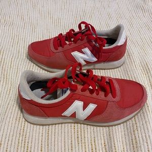 SOLD || Women's New Balance 220 tennis shoes